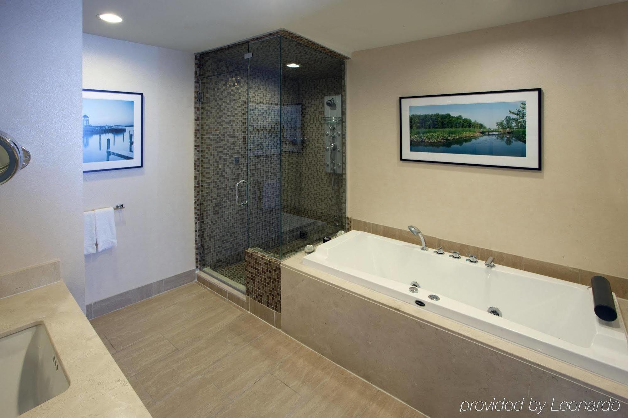 Crowne Plaza Hotel Old Town Alexandria Room photo